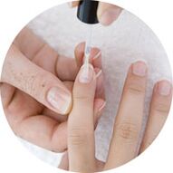 appliquer du vernis à ongles pour soigner les mycoses des ongles